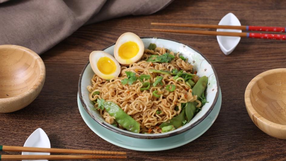 Noodles con uova marinate, edamame e cipollotto