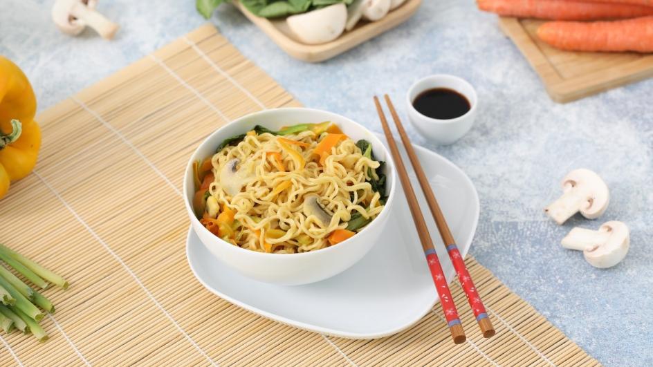 Noodles al curry con verdure