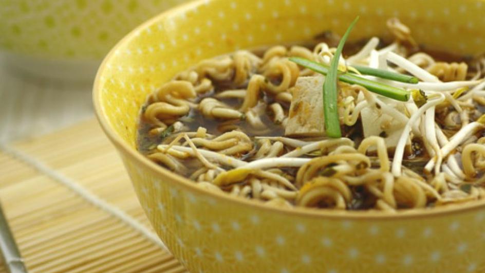 Noodles in brodo con tofu e germogli di soia