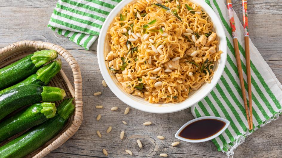 Ricetta Noodles al gusto pollo con pollo, zucchine e pinoli