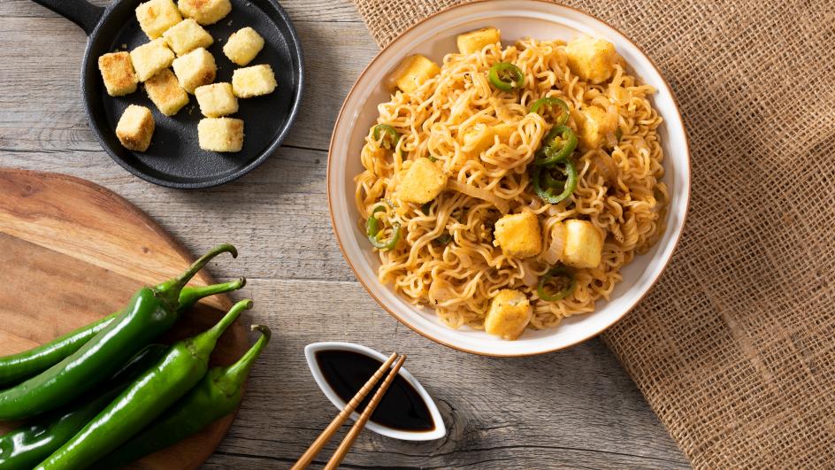 Ricetta Noodles al gusto pollo con tofu croccante e cipolla