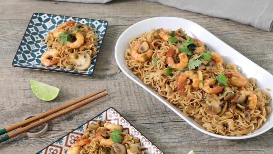 Noodles curry con gamberi e lime