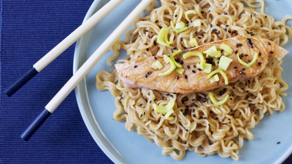 Ricetta Noodles al gusto curry con salmone, sesamo e zenzero