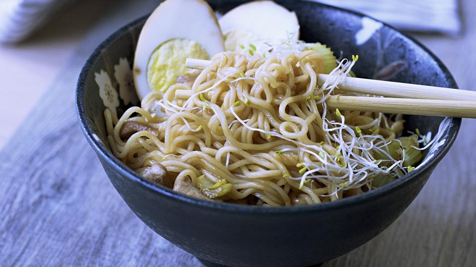 Ricetta Noodles al gusto pollo con pollo, sedano e uova marinate