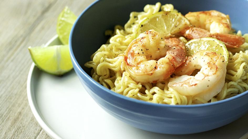 Ricetta Noodles al gusto curry con gamberi e lime