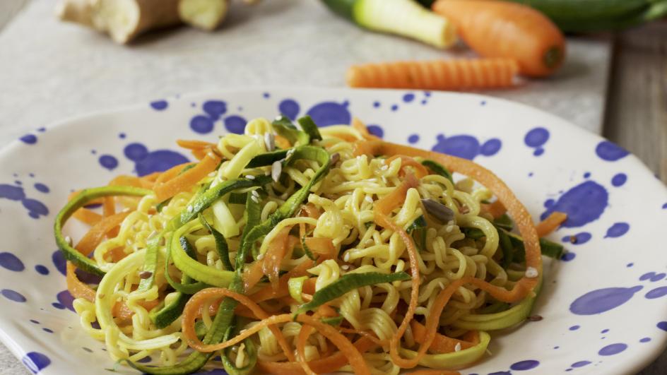Ricetta Noodles al gusto curry con zucchine, carote e semi di sesamo