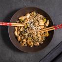 Noodles con pollo, zenzero e sedano