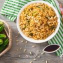 Ricetta Noodles al gusto pollo con pollo, zucchine e pinoli