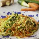 Ricetta Noodles al gusto curry con zucchine, carote e semi di sesamo