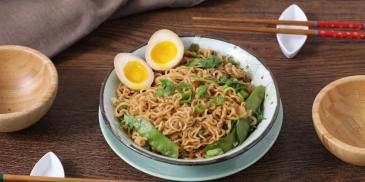 Noodles con uova marinate, edamame e cipollotto