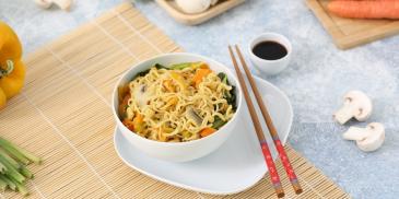 Noodles al curry con verdure