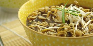 Noodles in brodo con tofu e germogli di soia