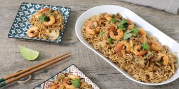 Noodles curry con gamberi e lime