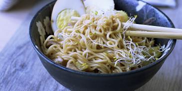 Ricetta Noodles al gusto pollo con pollo, sedano e uova marinate