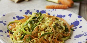 Ricetta Noodles al gusto curry con zucchine, carote e semi di sesamo