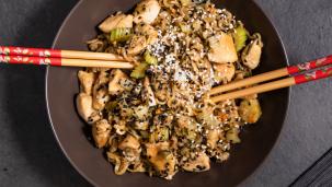 Noodles con pollo, zenzero e sedano