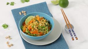 Noodles al pollo con zucchine, carote e arachidi