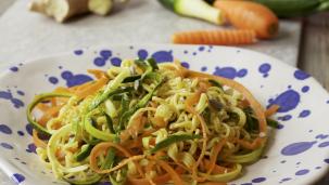 Ricetta Noodles al gusto curry con zucchine, carote e semi di sesamo